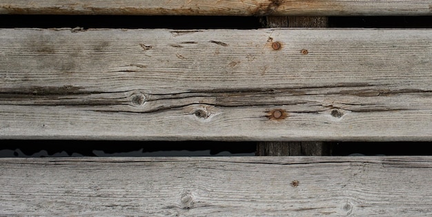 Una tabla de madera con clavos