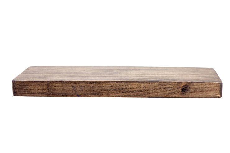 Tabla de madera para cortar o servir aislada sobre un fondo blanco