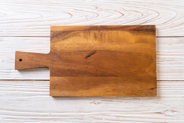 Foto tabla de madera de corte vacía con paño de cocina