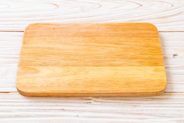 Foto tabla de madera de corte vacía con paño de cocina
