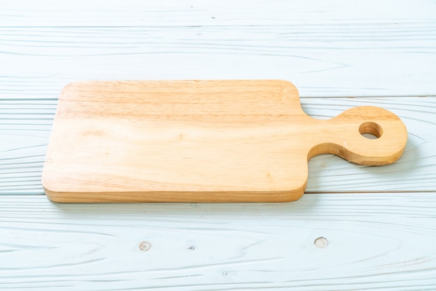 Tabla de madera de corte vacía con paño de cocina