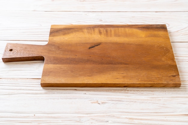 Foto tabla de madera de corte vacía con trapo