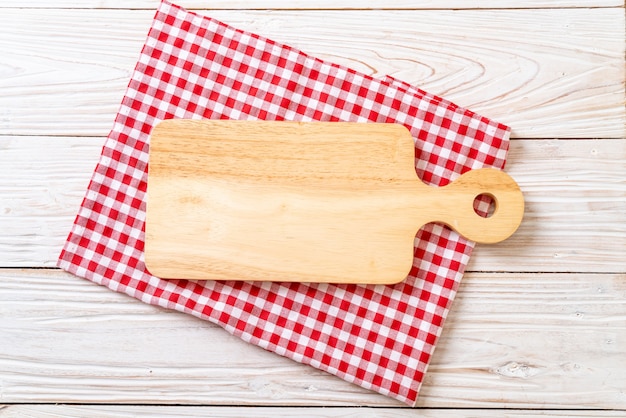 tabla de madera de corte vacía con trapo