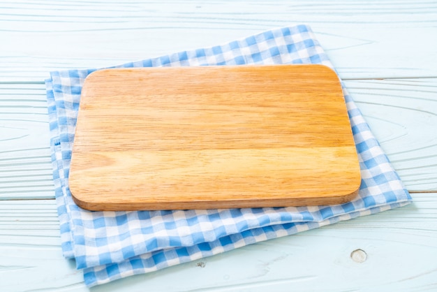 tabla de madera de corte vacía con trapo