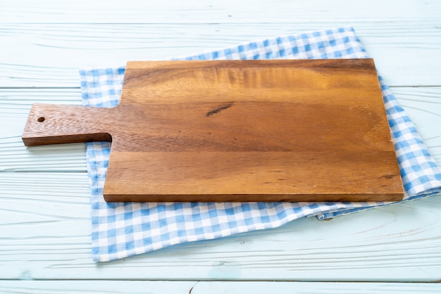 Foto tabla de madera de corte vacía con trapo