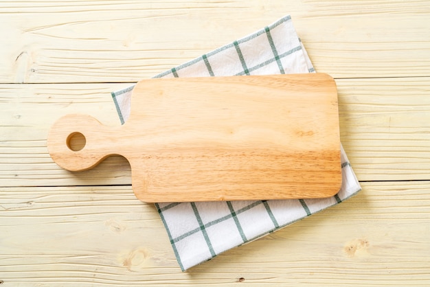 Foto tabla de madera de corte vacía con trapo