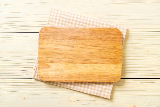 tabla de madera de corte vacía con trapo