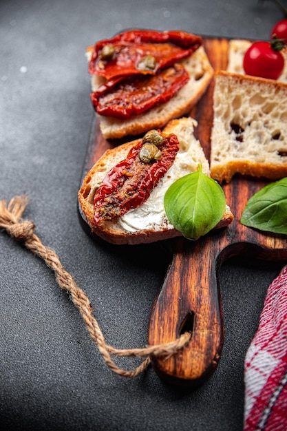 Una tabla de madera con diferentes alimentos