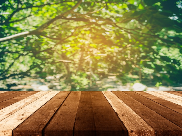 Tabla de madera e imagen de falta de definición del árbol.