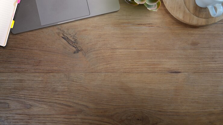 Foto tabla de madera del escritorio de oficina con los materiales de oficina del ordenador portátil y el espacio de la copia.