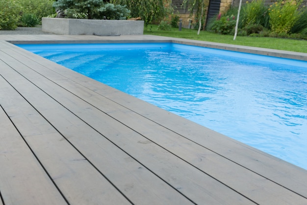 Tabla de madera especial alrededor de la piscina.