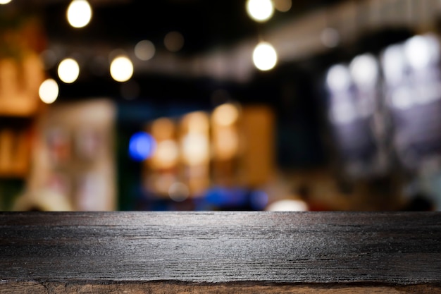 Tabla de madera con el fondo de la falta de definición de la cafetería.