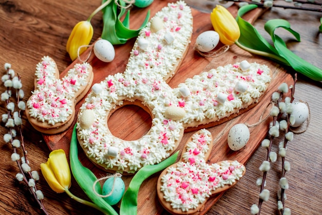 Una tabla de madera con galletas en forma de conejito de pascua