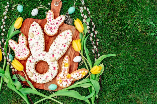 Una tabla de madera con galletas de pascua y huevos de pascua