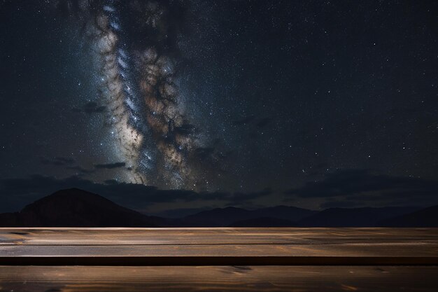 Una tabla de madera oscura contra un cielo nocturno estrellado