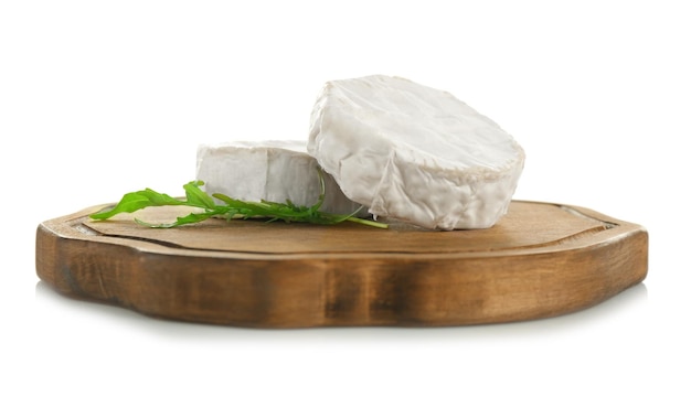 Foto tabla de madera con queso tierno aislado en blanco