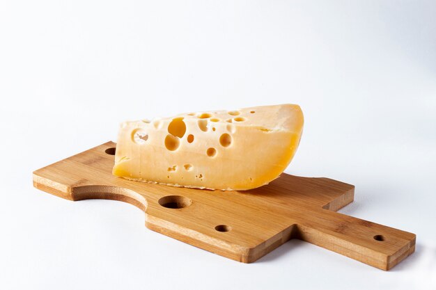 tabla de madera con queso