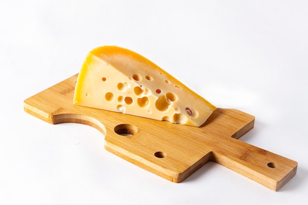 tabla de madera con queso