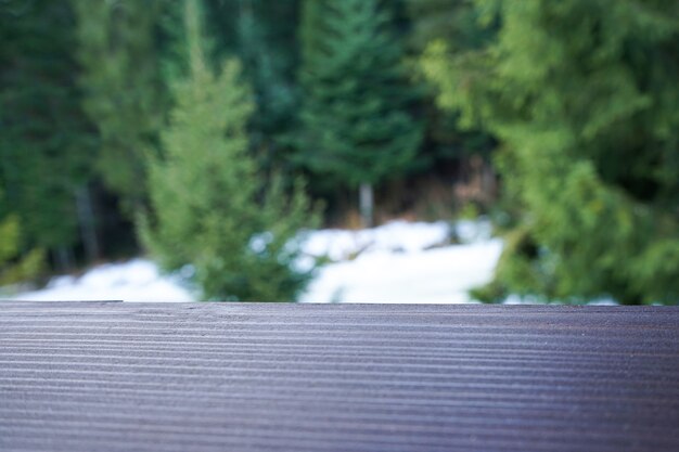 Tabla de madera sobre un fondo de un bosque con nieve