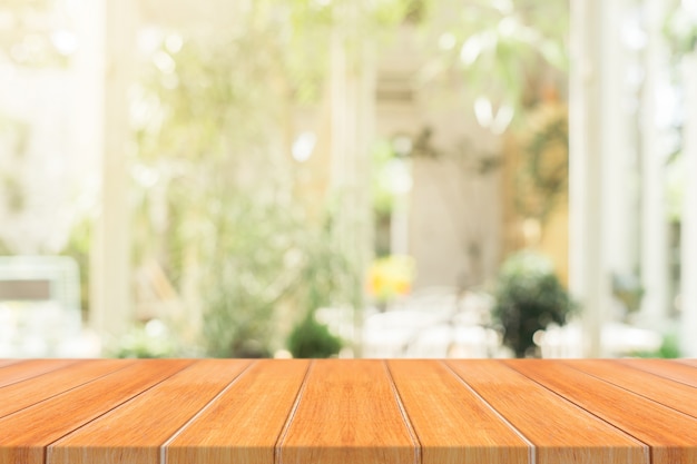 Foto tabla de madera la sobremesa vacía en del fondo borroso de la cafetería.