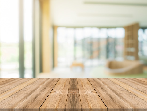 Tabla de madera la sobremesa vacía de fondo borroso.