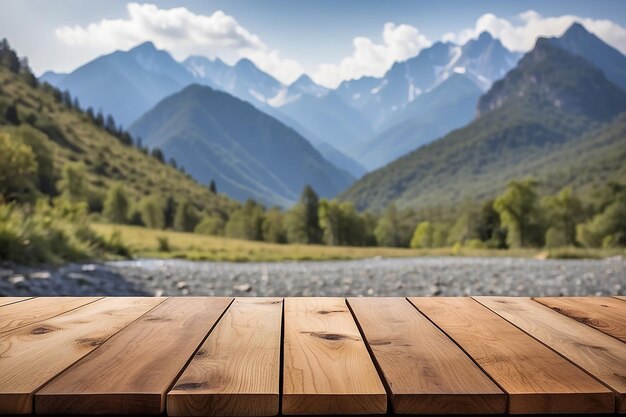 Tabla de madera vacía con una cordillera borrosa detrás de ella