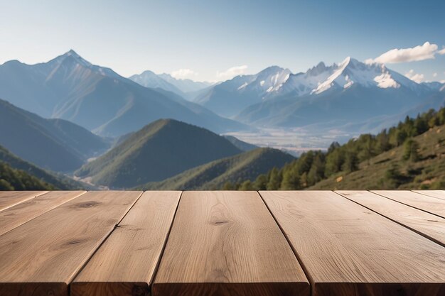 Tabla de madera vacía con una cordillera borrosa detrás de ella