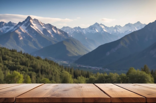 Tabla de madera vacía con una cordillera borrosa detrás de ella