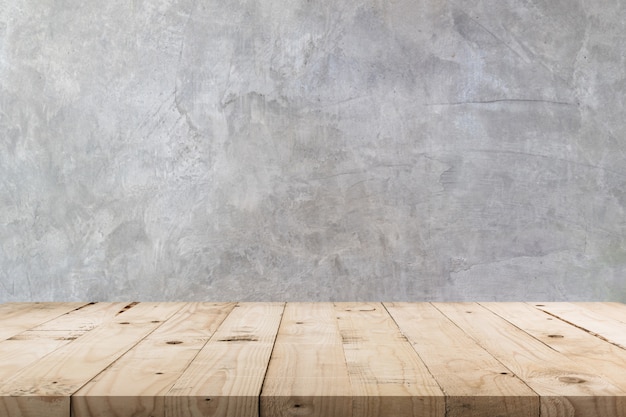 Tabla de madera vacía y textura y fondo del muro de cemento