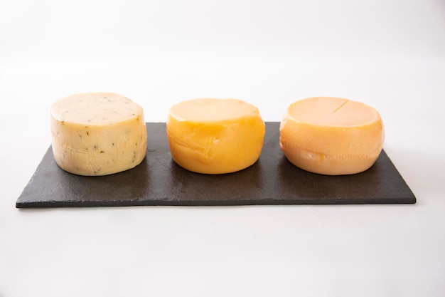Tabla de moldes de queso con pan de frutos secos