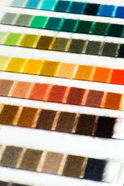 Tabla de muestra de hilos de algodón organizada por color
