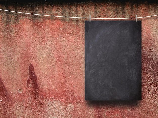 Foto tabla negra en blanco colgada en la pared