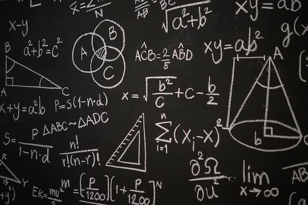 Foto tabla negra inscrita con fórmulas y cálculos científicos en física matemáticas y circuitos eléctricos antecedentes científicos y educativos