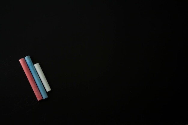 Tabla negra limpia y tiza de colores