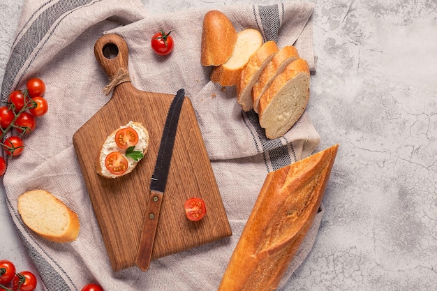 Tabla de pan y tomates para hacer bocadillos