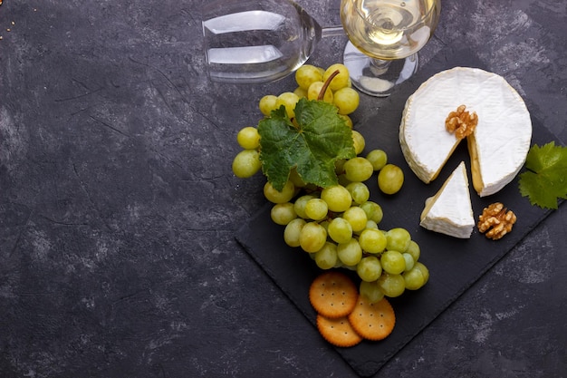 Foto tabla de pizarra con queso brie