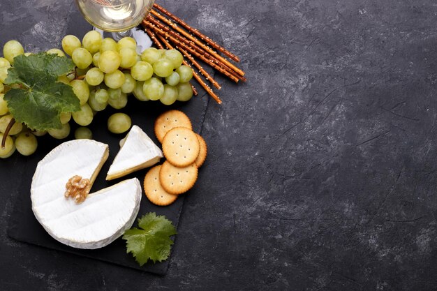 Foto tabla de pizarra con queso brie