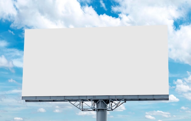 Tabla publicitaria al aire libre con fondo de cielo azul para una maqueta de pantalla blanca