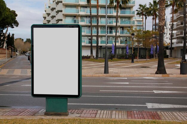 Foto tabla publicitaria en blanco en la acera de la ciudad