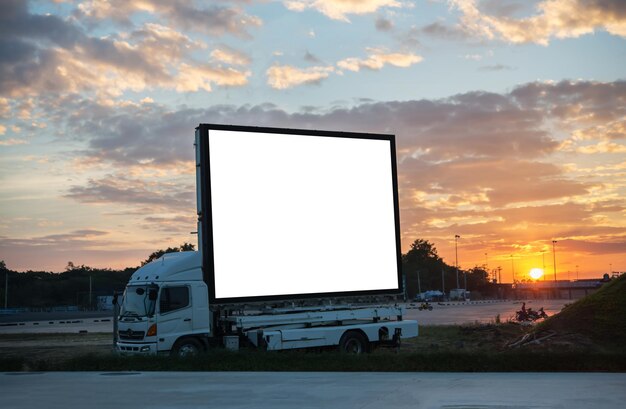 Tabla publicitaria en blanco en el coche al atardecer