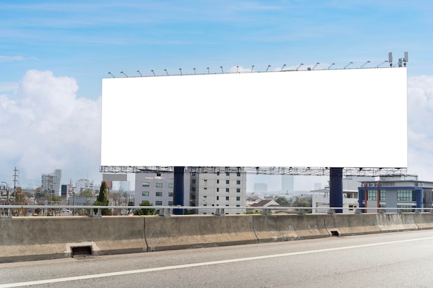 Foto tabla publicitaria vacía en el lado de una autopista la tabla publicitaria se encuentra en una ciudad y está frente a la autopista la placa publicitaria es grande y rectangular