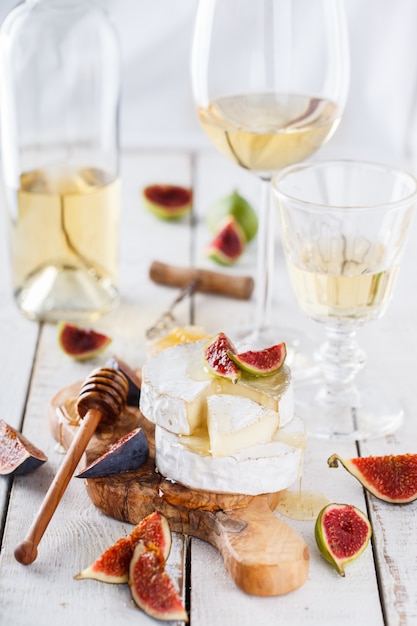 Tabla de quesos, Camembert con higos y miel y vino blanco.