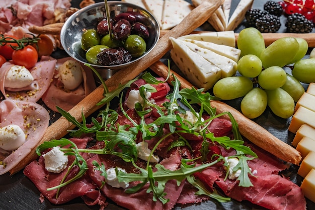 Tabla de quesos y carnes con frutas