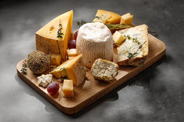 Tabla de quesos en mesa oscura Gorgonzola shanklish queso Shropshire langre asiago Queso en madera