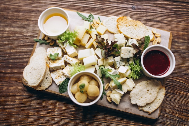 Tabla de quesos con nueces y mermelada