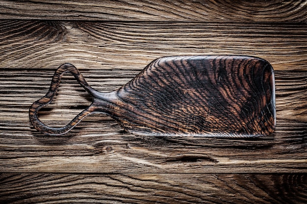 Tabla de quesos oscuros para servir en madera vintage