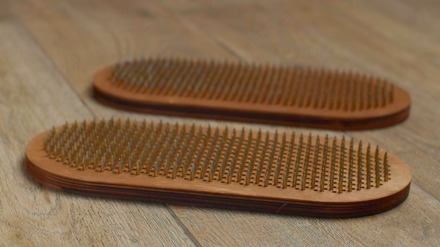 Foto tabla de sadhu de madera para pararse en las uñas en interiores práctica de yoga medios de comunicación pies de mujer tratando de pararse