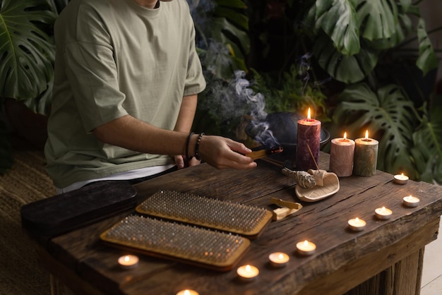 Tabla de sadhu tabla de yoga con uñas tipo se para en el tablero con uñas concepto de yoga