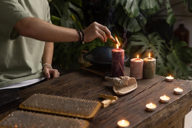 Tabla de sadhu tabla de yoga con uñas tipo se para en el tablero con uñas concepto de yoga