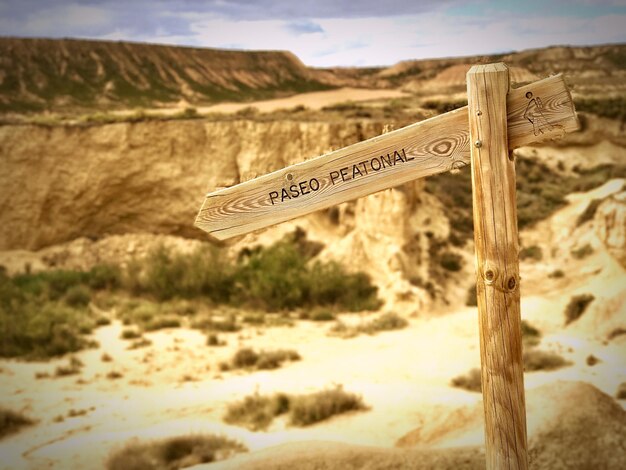 Foto tabla de señalización en tierra contra el cielo